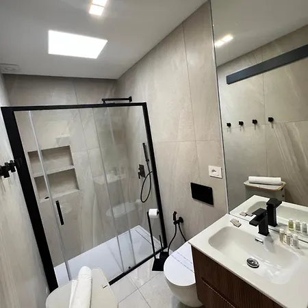 Price Vs Quality-fully Equipped & Renovated 2room Montenero-city Centre